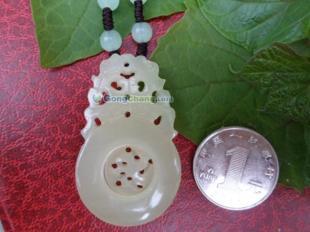 晶瑩潤(rùn)澤，財(cái)源滾滾 阿富汗玉“錢(qián)袋”吊墜工藝品鑒賞